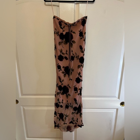 House of CB Imaan floral bias cut maxi skirt in dusty pink Devore - Picture 12 of 13